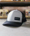 Gorra Baum (gris y negra, parche lateral)