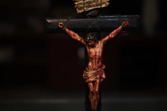 Crucifixo 25 cm mesa realista - Atelier São Josemaria
