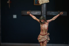 CRUCIFIXO BARROCO CHAGAS ULTRA-LEVES MESA na internet