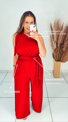Macacão vermelho com cinto e ajuste na altura na internet