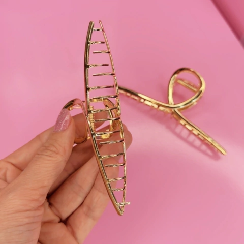 Presilha Torcida Metal Dourada