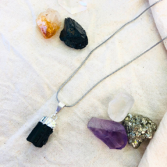 Collar de Turmalina Negra en Bruto con cordón de acero
