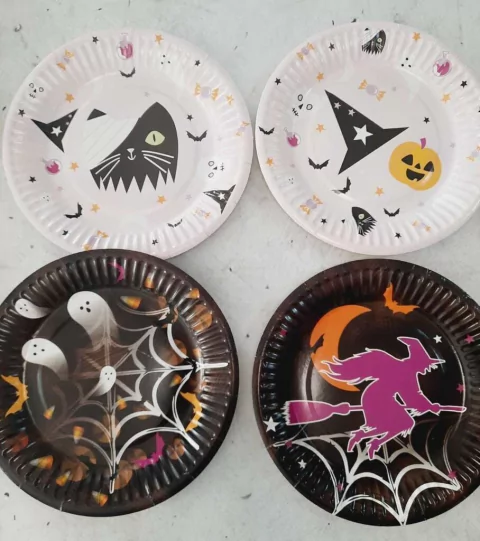 Platos Halloween cantidad x 6 unidades.