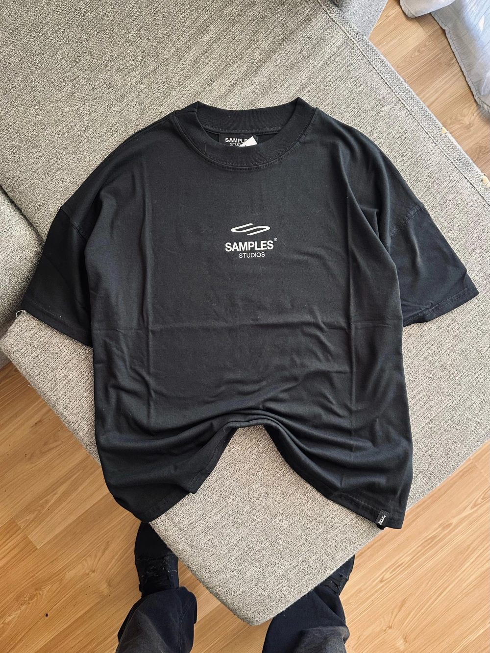 Remera Boxy Samples Black