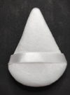ESPONJA TRIANGULAR DE VELUDO COR:BRANCA