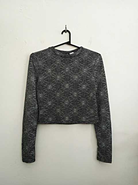 Remera H&M plateada con brillitos, talle S