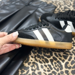 SNEAKER SARA NEGRA en internet