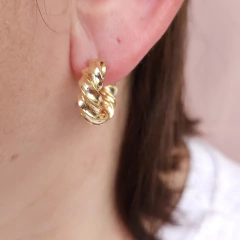 Brinco argola média torcida Cód: A110 na internet