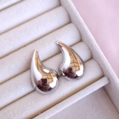 Brinco gota lisa ródio branco minimalista Cód: B117 na internet