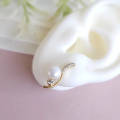 Brinco perola com detalhes dourado e zircônias Cód: B158 na internet