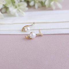 Brinco perola com detalhes dourado e zircônias Cód: B158 - loja online