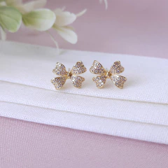 Brinco laço com detalhes dourado na internet