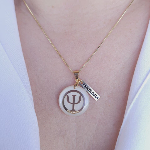Colar psicologia madrepérola dourado Cód: C171 - comprar online