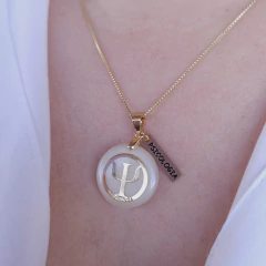 Colar psicologia madrepérola dourado Cód: C171 na internet