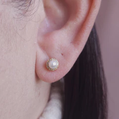 Brinco perola com zircônias dourado Cód: B143 - comprar online