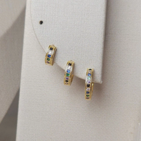 Trio de argolinhas cravejadas com zircônias coloridas banho ouro Cód: K134 - comprar online