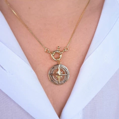 Colar rosa dos ventos com fecho bóia banho ouro hipoalergênico Cód: C102