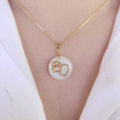 Colar coração com patinha madrepérola banho ouro hipoalergênico Cód: C134