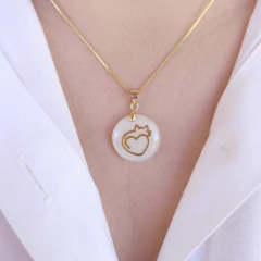 Colar coração com gatinho madrepérola banho ouro hipoalergênico Cód: C129