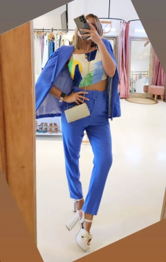 Blazer Azuly lino un botón en internet