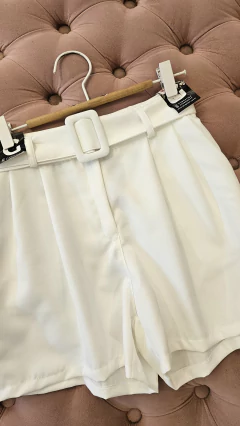 Short alexandra con cinturón fucsia hipnotic