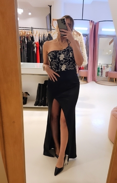 Vestido Gloria un sólo hombro con falda de satén elastizada al cuerpo y tajo
