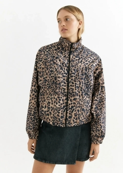 Campera Alison rompe viento animal print - comprar online