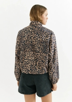 Campera Alison rompe viento animal print en internet