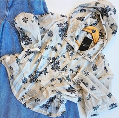 Campera Luci flores con capucha y bolsillos adelante - comprar online