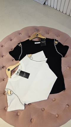 Remera Herrery con hombro calado y strass importada