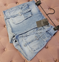 Short Emma cargo con sobrefalda adelante y lazo