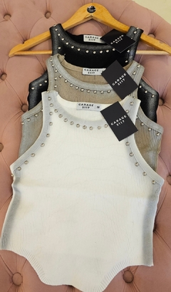 Musculosa Genov Morley importada con tachas en internet