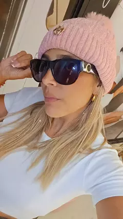 Gorro lana con dije abeja piel adentro y pompón en internet