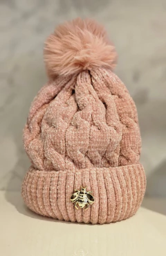 Gorro lana con dije abeja piel adentro y pompón - comprar online