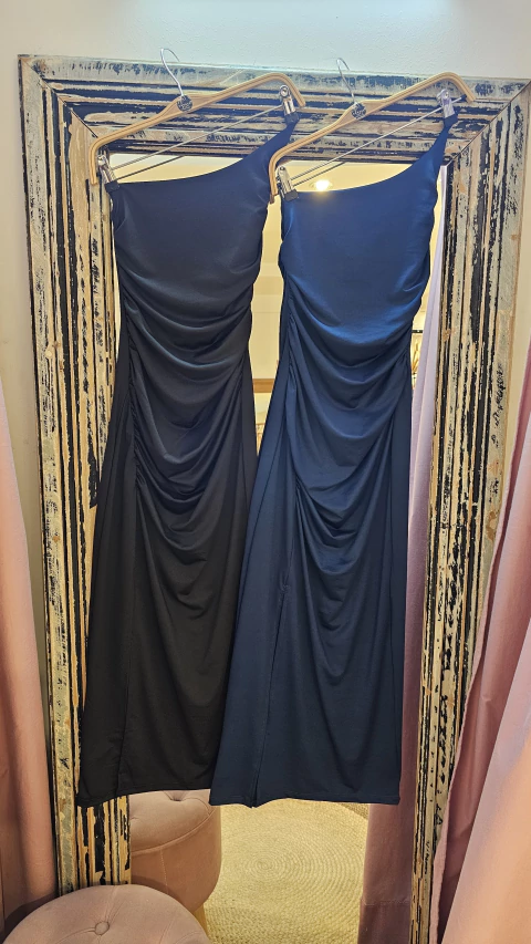 Vestido Lorena un sólo hombro drapeado con tajito adelante elastizado - comprar online