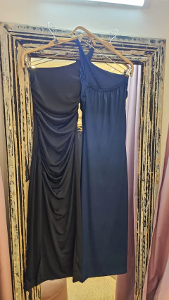 Vestido Lorena un sólo hombro drapeado con tajito adelante elastizado en internet