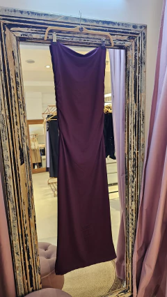 Vestido Muggy strapless drapeado de costado con 2 tajos laterales