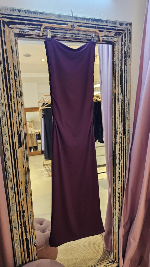 Vestido Muggy strapless drapeado de costado con 2 tajos laterales