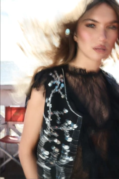 Chaleco Yani con hilo bordado y lentejuelas