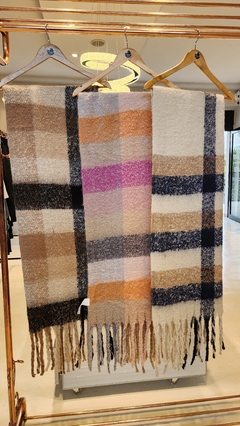 Ruana San Francisco lana bouclé con flecos - tienda online