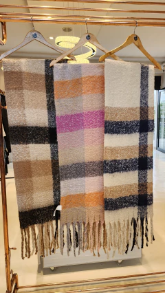 Ruana San Francisco lana bouclé con flecos - comprar online