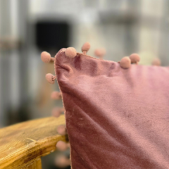 ALMOHADON BORDE POMPOM - Enamorart
