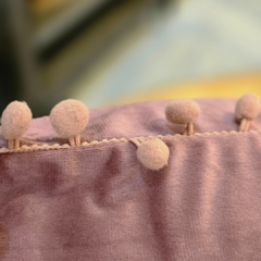 Imagen de ALMOHADON BORDE POMPOM