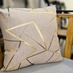 ALMOHADON GEOMETRICO CON DORADO - comprar online