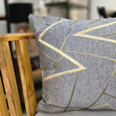 ALMOHADON GEOMETRICO CON DORADO - Enamorart