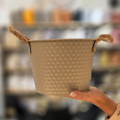 MACETA TEXTURADA CON MANIJAS RUSTICAS - tienda online