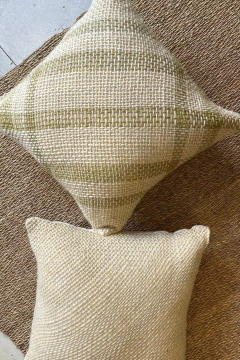 Almohadon Cuyo crudo y verde. en internet