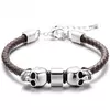 Pulseira masculina de couro genuíno com detalhes em aço inox e caveiras modernas.