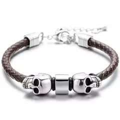 Pulseira masculina de couro genuíno com detalhes em aço inox e caveiras modernas.