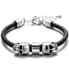 Pulseira masculina de couro genuíno com detalhes em aço inox, apresentando caveiras modernas em cada extremidade.